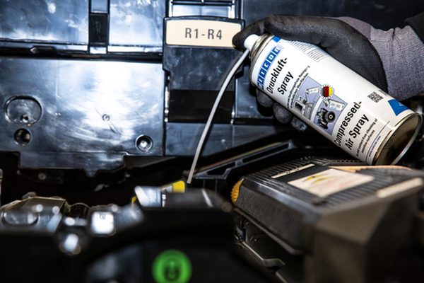Anwendungsbeispiel WEICON Druckluft-Spray: Staub aus Geräten und Gehäusen blasen