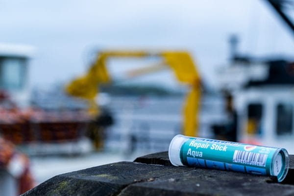 Anwendungsbeispiel WEICON Repair Stick Aqua: Unter Wasser abdichten