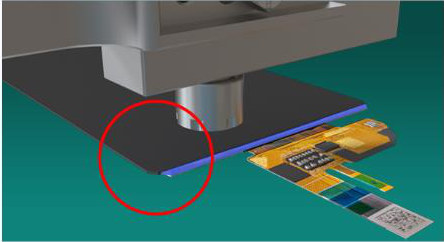 Herstellerbild MBT: gesprühter Tuffy-Klebstoff auf einer flexiblen Leiterplatte, Schichtdicke 30 µm