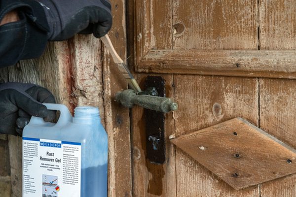 Anwendungsbeispiel WEICON Rostentferner Gel: Rost an Anbauteilen entfernen