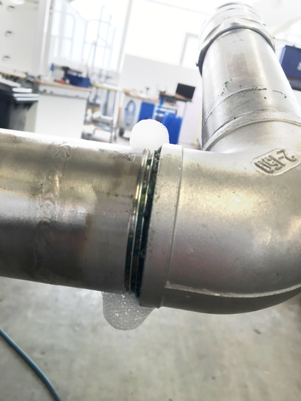 WEICON Lecksuch-Spray dickflüssig – Anwendung WEICON Lecksuch-Spray dickflüssig – Anwendung