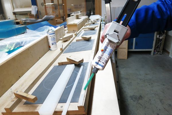 Anwendungsbeispiel WEICON Easy-Mix RK-7000: Polycarbonat-Halterungen kleben