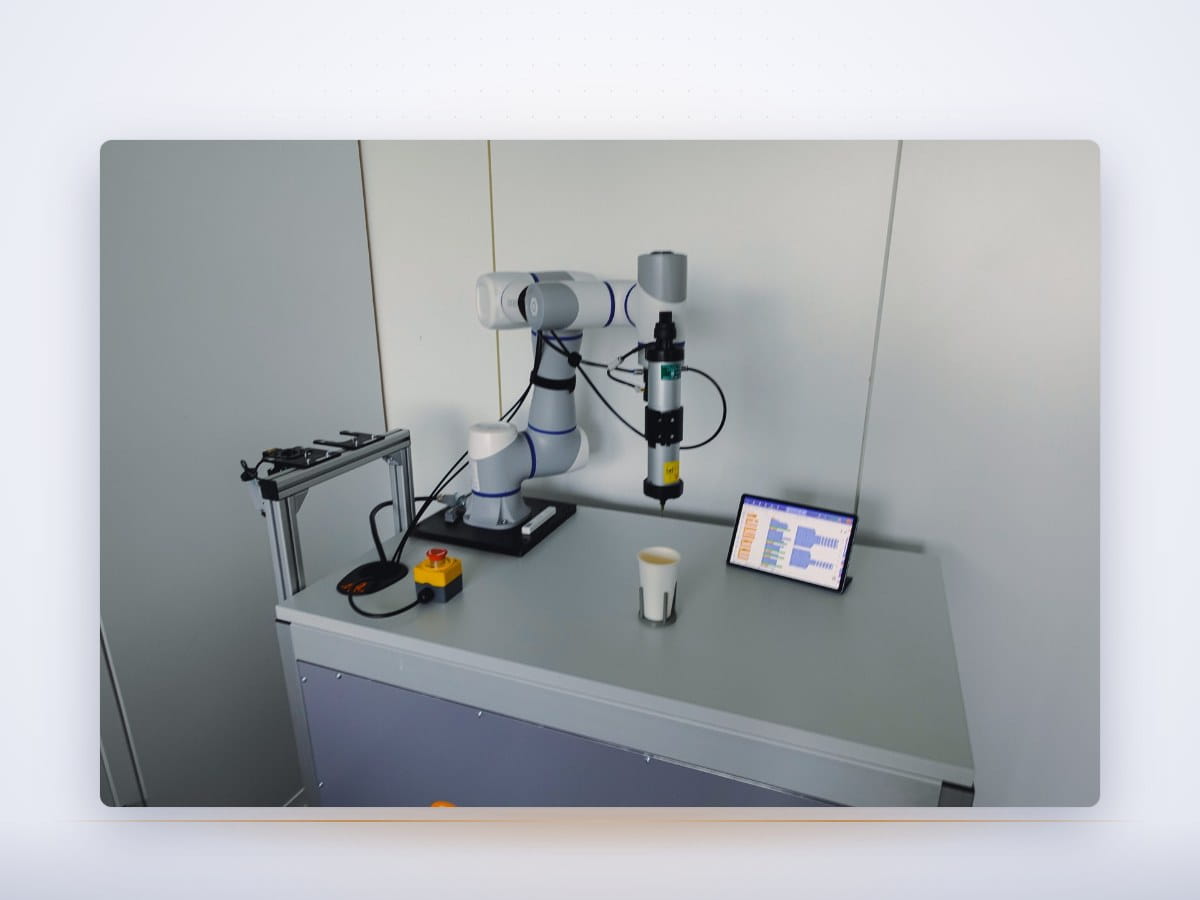Dosiertisch mit Cobot und Kartuschenpistole – Quelle: klebstoffloesungen.de Dosiertisch mit Cobot und Kartuschenpistole – Quelle: klebstoffloesungen.de