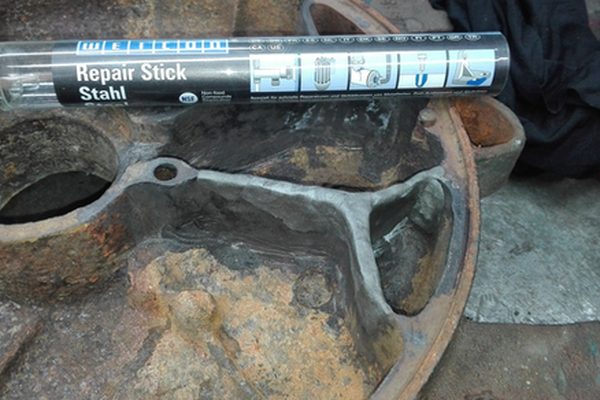 Anwendungsbeispiel WEICON Repair Stick Stahl: Ausbrüche an Pumpen und Gehäusen ausbessern