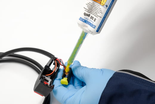 WEICON Easy-Mix S 50 gelb – Anwendung WEICON Easy-Mix S 50 gelb – Anwendung