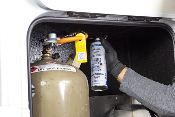Anwendungsbeispiel WEICON Lecksuch-Spray: Dichtheit von Leitungen prüfen
