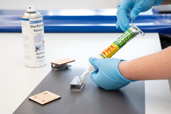 Anwendungsbeispiel WEICON Flex+bond®: Bauteile elastisch kleben und abdichten