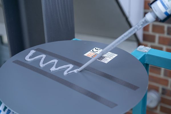 Anwendungsbeispiel WEICON Flex 310 M® 2 K: Elastisch kleben mit MS-Polymer