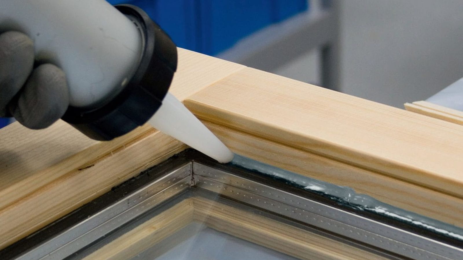 Dichtstoff wird mit der Kartusche in den Glasfalz eines Rahmens eingebracht