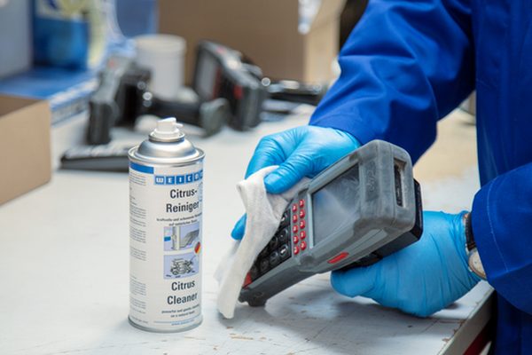 Anwendungsbeispiel WEICON Citrusreiniger: Werkstatt und Lager reinigen