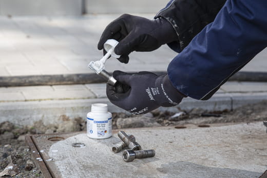 WEICON Anti-Seize High-Tech Montagepaste – Anwendung WEICON Anti-Seize High-Tech Montagepaste – Anwendung