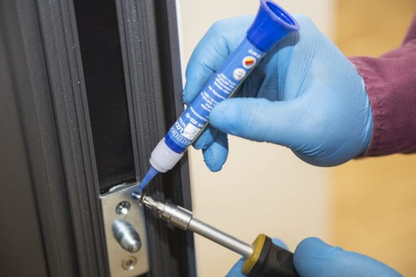 Anwendungsbeispiel WEICON WEICONLOCK® AN 302-43 Schraubensicherung: Beschläge an Brandschutztüren sichern