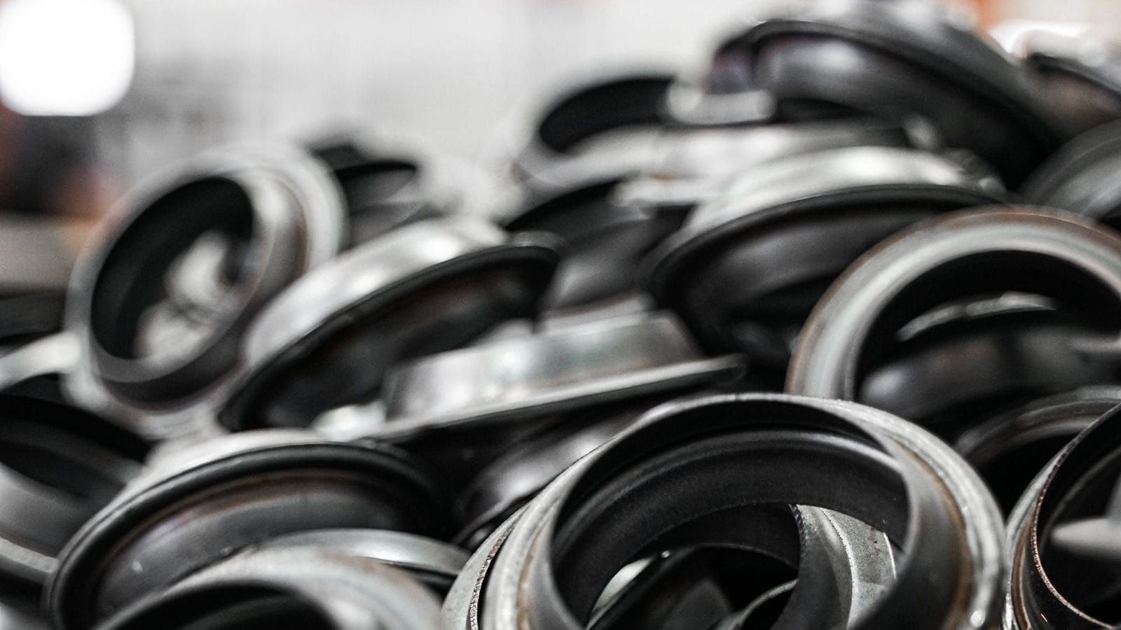 Metallringe mit schwarzen Dichtungen in einer Fertigung