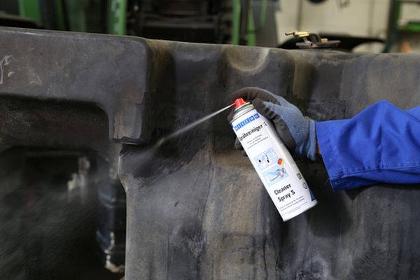 Anwendungsbeispiel WEICON Sprühreiniger S: Bauteile vor dem Beschichten reinigen