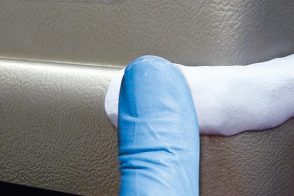 Anwendungsbeispiel WEICON Repair Stick Kunststoff: Kunststoffbauteile ausbessern