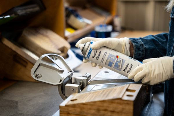 Anwendungsbeispiel WEICON Plastic Cleaner: Kunststoffoberflächen reinigen