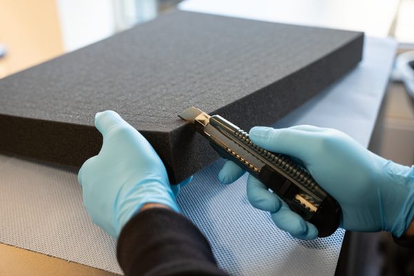 Anwendungsbeispiel WEICON Sprühkleber: Schaumstoff und Textil sprühkleben