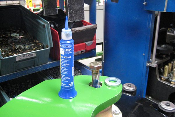 Anwendungsbeispiel WEICON WEICONLOCK® AN 302-43 Schraubensicherung: Gehäuse bei der Fertigung sichern (Agrartechnik)