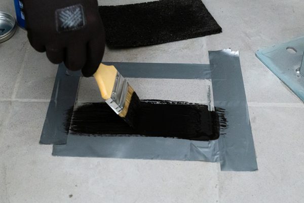 Anwendungsbeispiel WEICON GMK 2510 Kontaktklebstoff: Gummi mit Metall verbinden