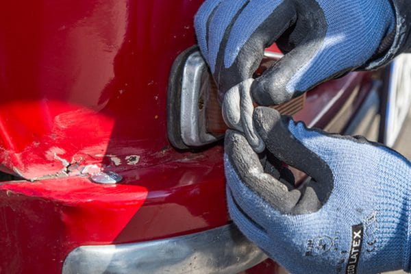 Anwendungsbeispiel WEICON Repair Stick Stahl: Stahlteile mit Knetmasse reparieren
