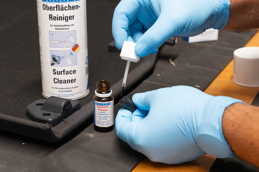 WEICON CA-Primer für Polyolefine – Anwendung WEICON CA-Primer für Polyolefine – Anwendung