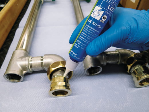 WEICONLOCK® AN 301-65 Rohr- und Flächendichtung – Anwendung WEICONLOCK® AN 301-65 Rohr- und Flächendichtung – Anwendung