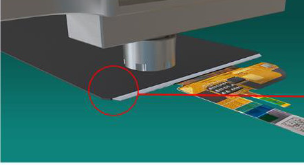 Herstellerbild MBT: gesprühter UV-Klebstoff auf einem Display-FPC, Linie 0,305 mm breit und 0,028 mm hoch